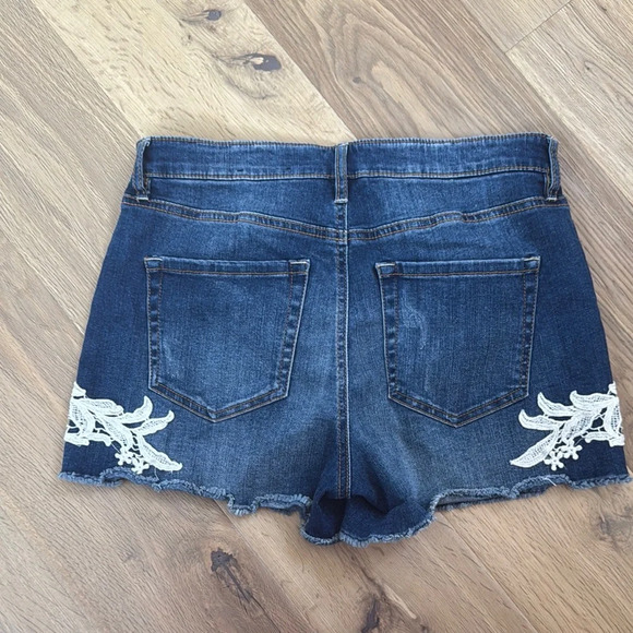 Reitmans Blue and White Jean Shorts with Lace Detail - Picture 5 of 5